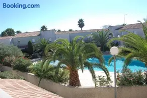 Merveilleux appartement entièrement équipé avec barbecue, jardin et terrasse | Vue piscine - Image 1