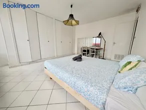 Spacious 80m2 Apartment - 8th Floor, Free Parking, Sleeps 5 - Image 1