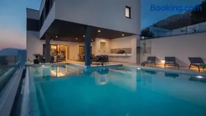 Luxury Villa Cosmopolitan with Pool - Image 5