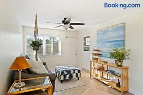 Luxury design, hot tub, close proximity to beach - Image 2