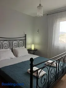 Lovely 1-bedroom apartment in front of sandy beach - Image 1