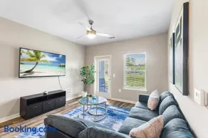 Luxe 1BR/1BA: Dive, Rest, Explore. Book Now! - Image 3
