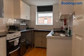 Comfortable Base with Great Transport Links - Image 3