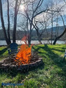 Riverfront cabin with hot tub, kayaks, dock, dog ok - Image 1