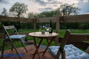 Shepherds Hut in enclosed field - Image 2