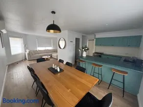 Pet-Friendly 3-Bed Home Near Gateway Plaza - Image 1