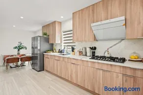 Modern New 3B Home Fully Stocked & Cozy & Sunlight - Image 3