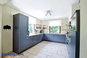 Voll ausgestattetes Ferienhaus mit Grill, Whirlpool und Garten - Image 2