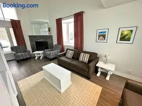 Family Townhome with outdoor pool access - Image 2