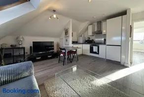 Egham Modern Two Bedroom Apartment - Image 2
