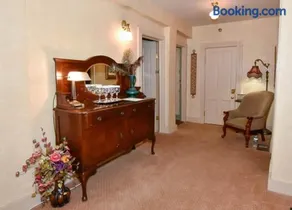 Peddler's Pad at The Historic Eureka Inn and Event Center - Image 5