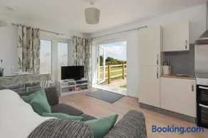 Farmhouse Apartment with Paddock & Orchard Views - Image 2