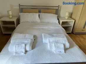 Chic Apartment - Image 4