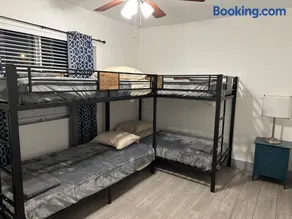 Bekahouse Hostel with parking, backyard and laundry - Image 3