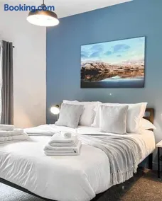 Pavilion Mews Luxury Apartment - Image 3