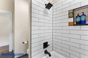 3BR Home Large Kitchen Mins To DwnTwn - Image 4