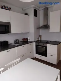 Free Parking, Near Station - Cozy Home with Fully Equipped Kitchen and Work Desk - Image 5