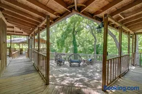 Charming dog-friendly home with expansive deck - near boat ramp & attractions - Image 4