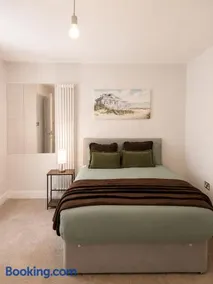 Modern apartment with private balcony - Image 5