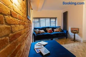 Stylish Home near Alton Towers Peak District Ashbourne Derbyshire - Image 2