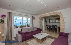 3 Bedroom Awesome Apartment In Makarska - Image 3