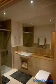Exquisite cozy house, close to Train Station and amenities - Image 2