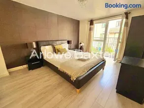 Modern 4BR Home in Grays - Image 1