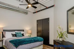 Modern City View 1BR Apartment with Office - free parking - Image 3
