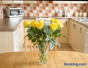 2 Barge Cottage - Image 3