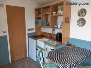 The Mad Hatter's Shepherd's Hut - Image 4