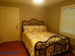 Charming Country Cabin with Self Check In - Image 5