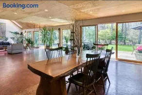 Spacious 5-BR 4-Bath Pool in East Hamptons - Image 1