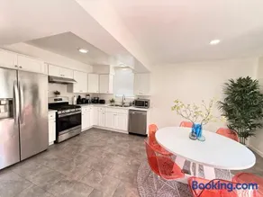 Charming 3BR Beverly Retreat with Large Private Backyard Bedford - Image 3