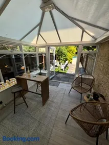 Redwing Retreat - Luxury 2 Bed - Quiet Home with Garden - Walk to Bicester Village - Driveway Parking - Sleeps up to 6 - Image 4