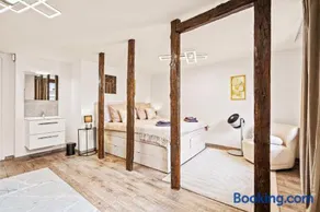 A&Y LakeHouse Golden Swan - Image 4
