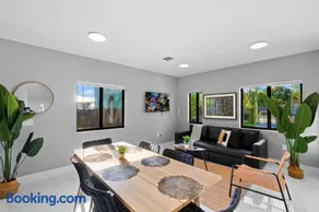Family-Friendly Apt in Miami - Sleeps 4, Near Everything - Image 2