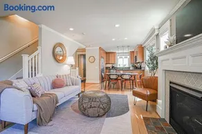 Exquisite Central Townhome with Spacious Loft and Gourmet Kitchen - Image 1