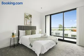 Brand New 3-Level Family Home for 10 &Box Hill - Image 2