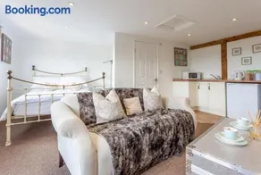 Stansted airport - studio annexe with parking - Image 2