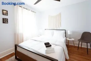 Modern 3BDR Retreat with Backyard Starland District - Image 3
