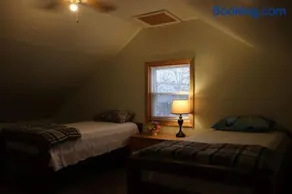 Buffalo 4BR Home 5 Beds, Near Airport & Downtown - Image 4