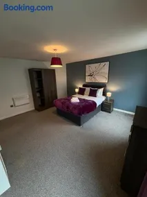 City Centre 4 Bedroom Apartment with Terrace Sleeps 10 by StaySavvy Accommodation - Image 3