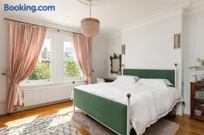Sophisticated 4BDR Home in West Ealing Stay - Image 1