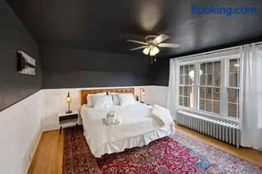 4-Bedroom Downtown Main St , great location! - Image 2