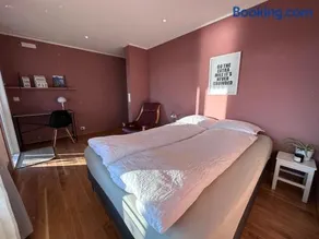 Rom med sjøutsikt sentralt på Finnsnes - Image 1