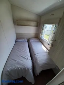 3 Bedrooms, 8 Berth Caravan, Lyons Robin Hood in Rhyl - Image 2