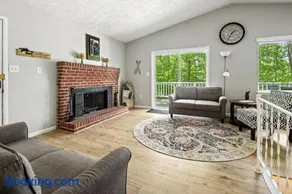 Waterfront home with dock on Kerr Lake! - Image 4