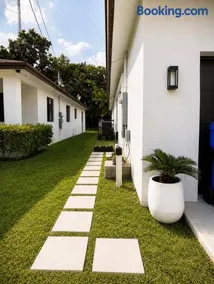 private guest suit with free parking - Image 1