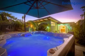 Luxury 3-Bed Beach Cottage with Hot Tub, Fire Pit, BBQ - Walk To Beach - Image 1