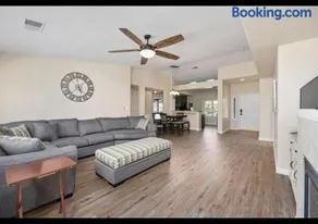 4bdrm 2bath Modern Getaway KING Bed Sleeps 8 - Image 1